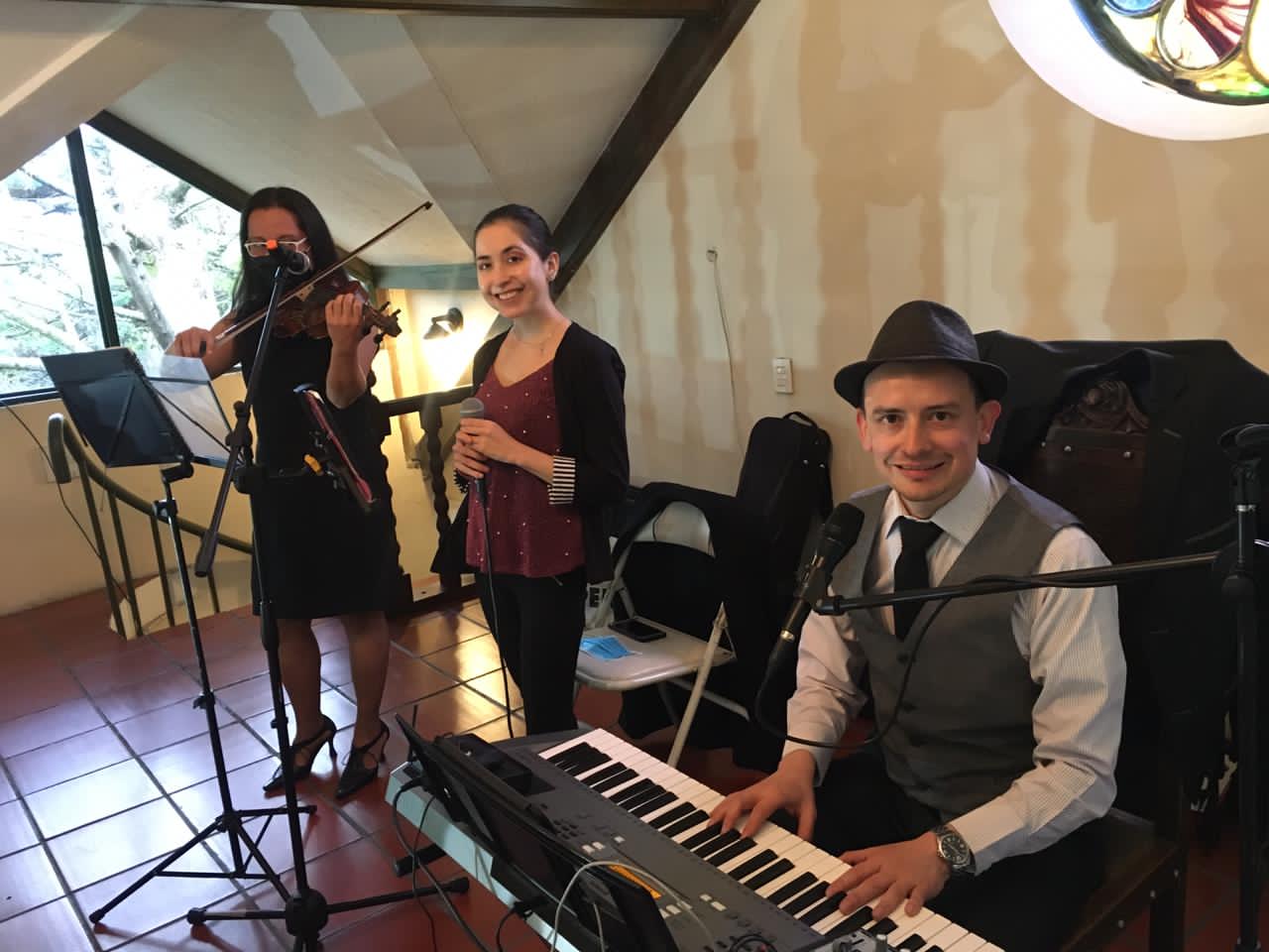GRUPO DE 3 MUSICOS (TRIO)